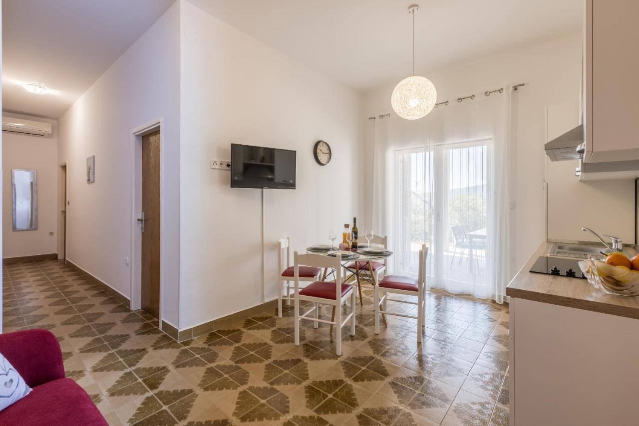Family Apartments Jadrijevic Primošten Exterior foto